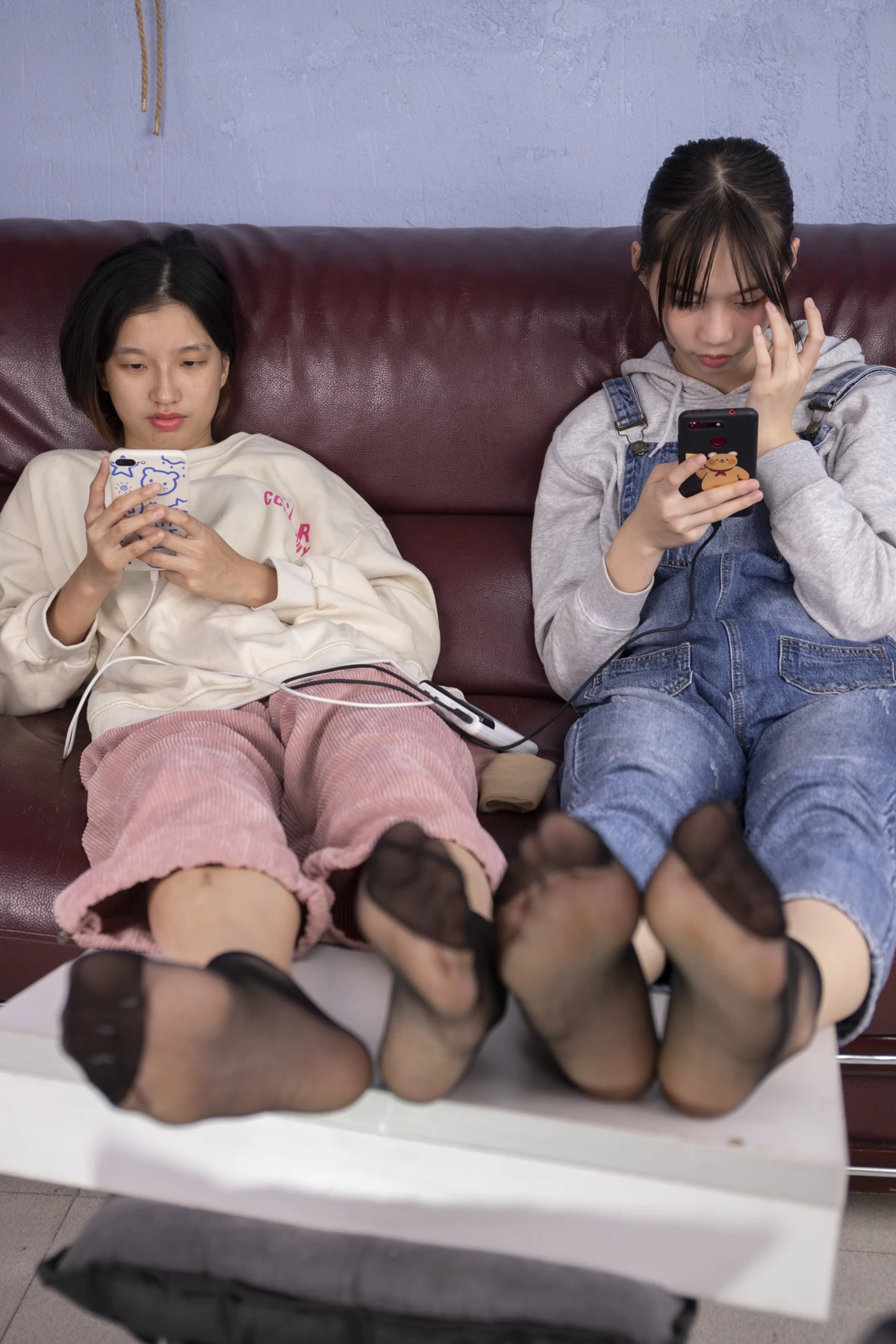 [Mzsock] NO.016 Xiaoyun and Xiaoxiao show off their beautiful feet in black stockings, big feet stepping on small feet, showing feet to feet Southern football skills#[102P]-14